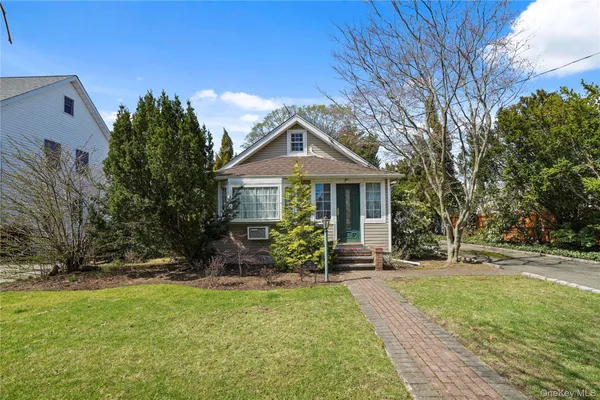 $899,000 | 117 West Avenue, Hicksville, NY 11801