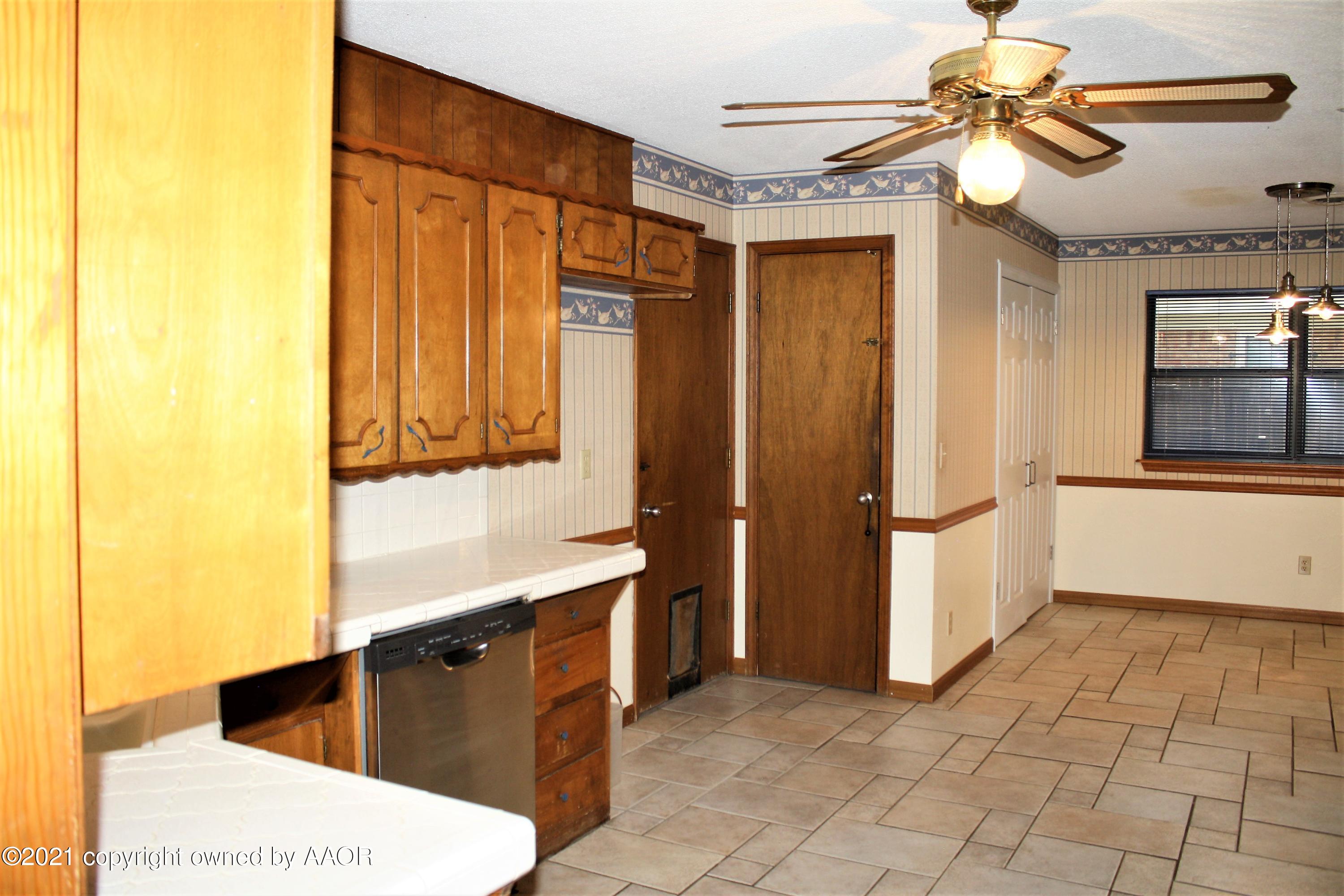 6006 Dreyfuss Road Amarillo, TX 79106 - Photo 8 of 35 a bathroom with a sink and a mirror