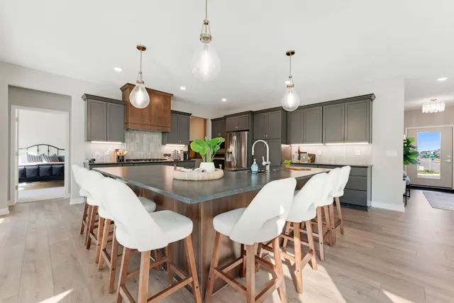 $865,900 | 7698 22nd Avenue South, Shakopee, MN 55379