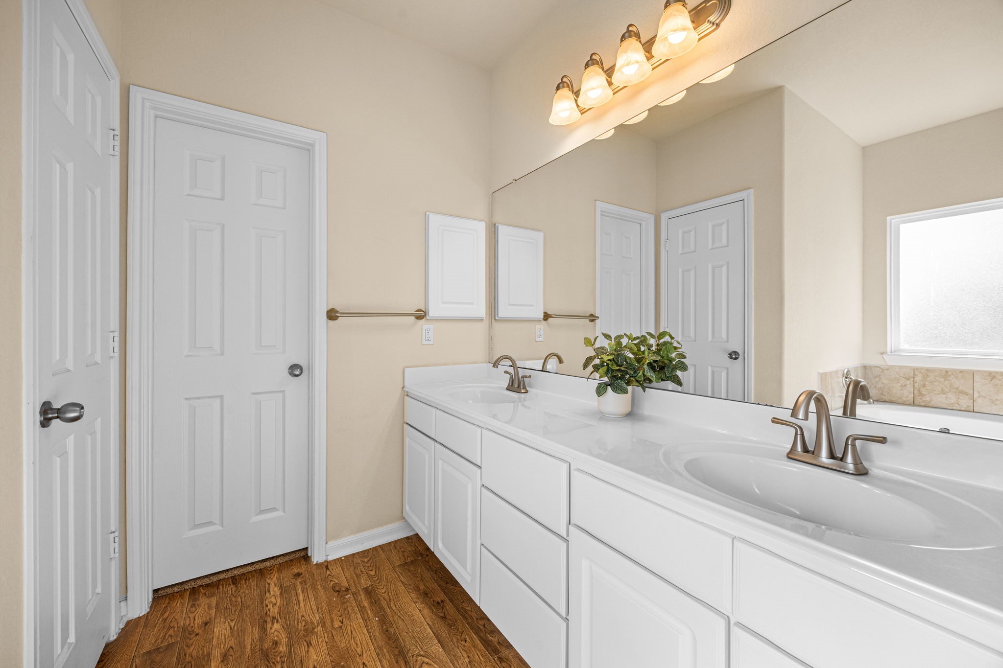 2922 Coachmaker Trail Rosenberg, TX 77471 - Photo 17 of 32 Double sinks and large walk-in closet.