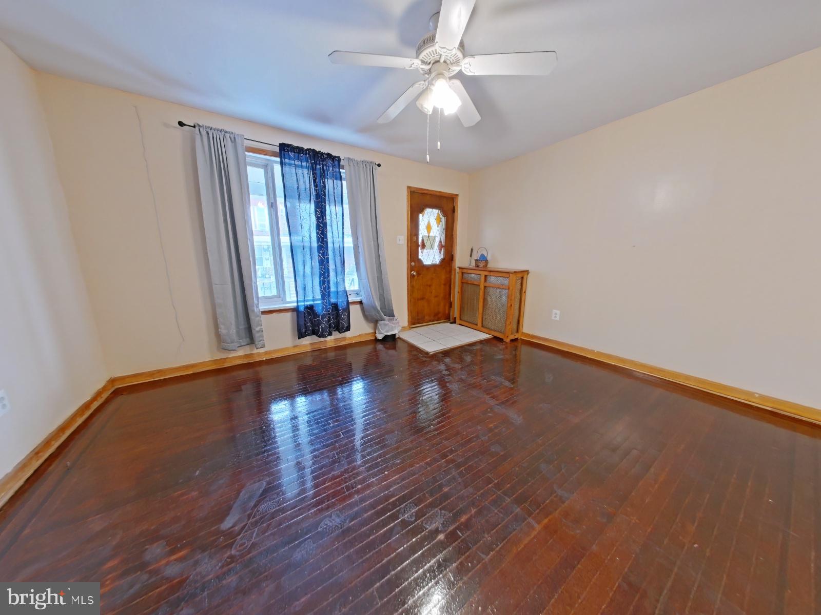 4013 Higbee Street Philadelphia, PA 19135 - Photo 9 of 39 Living Room