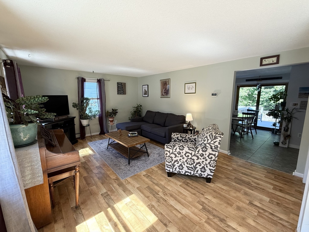 48 Vincent Circle Worcester, MA 01604 - Photo 3 of 31
