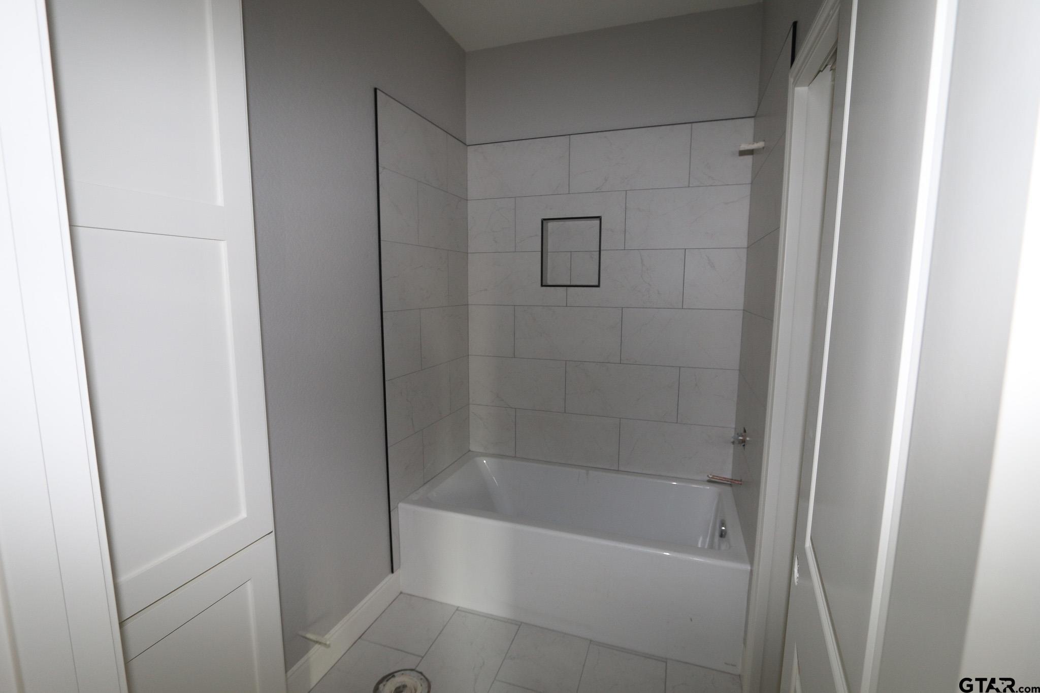 16445 Cooper Way Flint, TX 75762 - Photo 28 of 33 a bathroom with a bathtub