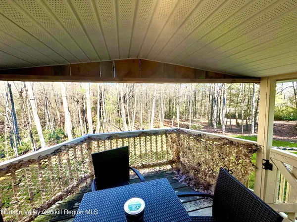 a view of a back yard