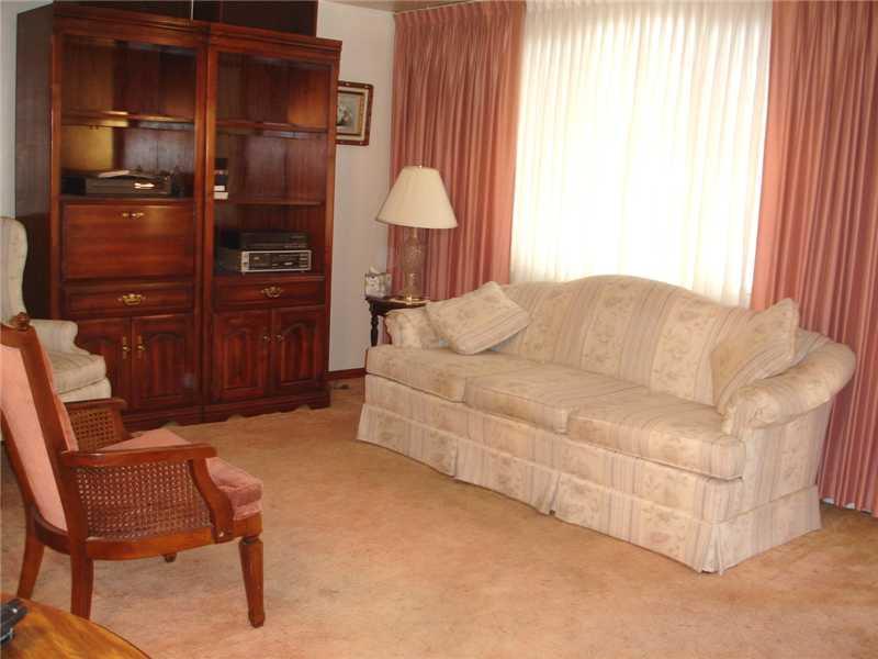 815 11th Street McKees Rocks, PA 15136 - Photo 4 of 7 Living Room.