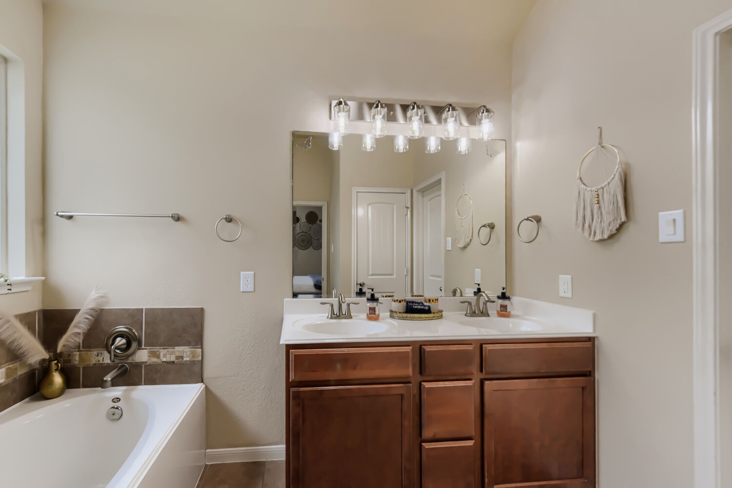 10 Supiro Court Manvel, TX 77578 - Photo 16 of 25 Primary Bathroom