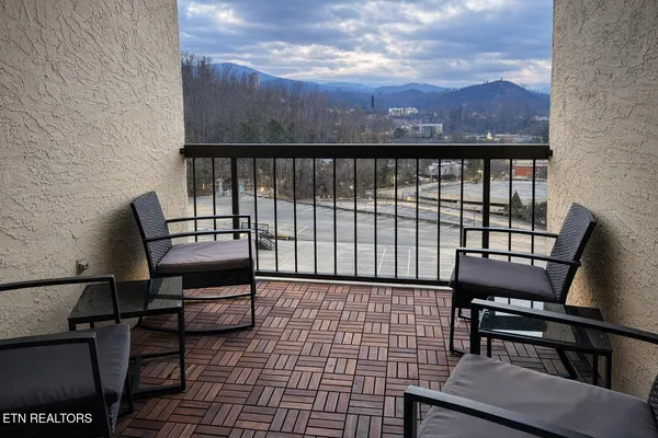 $385,000 | 102 Baskins Creek Bypass, Unit 304, Gatlinburg, TN 37738
