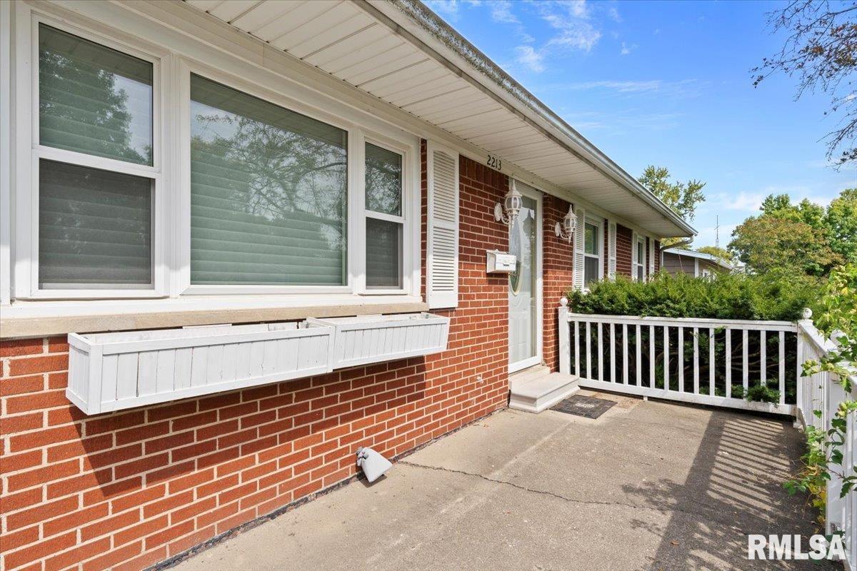 2213 East Black Avenue Springfield, IL 62702 - Photo 2 of 7