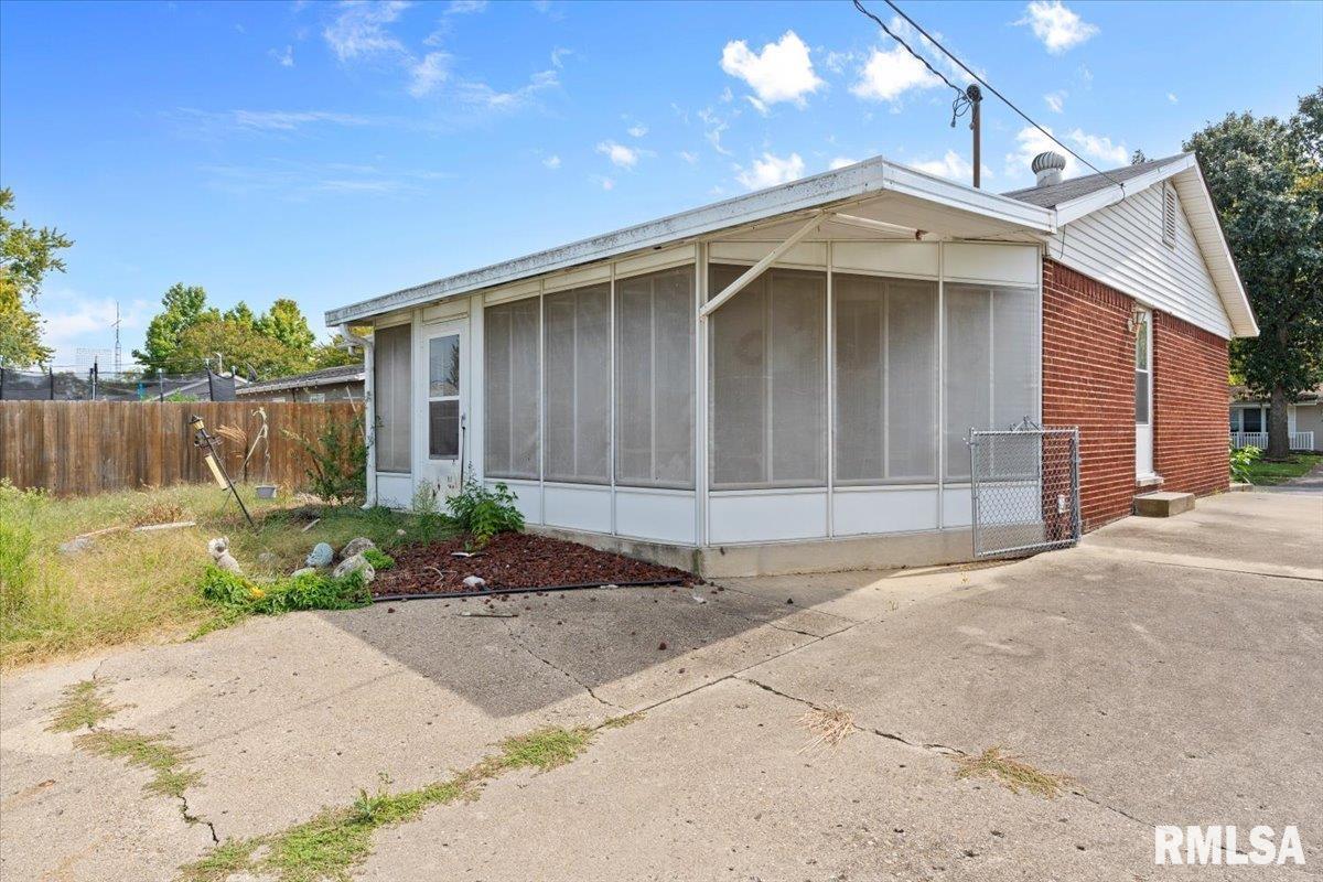 2213 East Black Avenue Springfield, IL 62702 - Photo 3 of 7