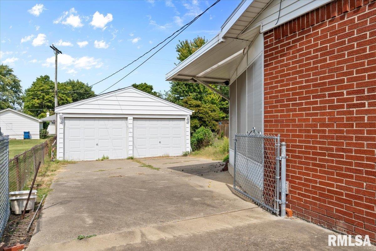 2213 East Black Avenue Springfield, IL 62702 - Photo 4 of 7