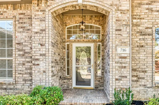 $375,000 | 716 Red Oak Court, Crowley, TX 76036