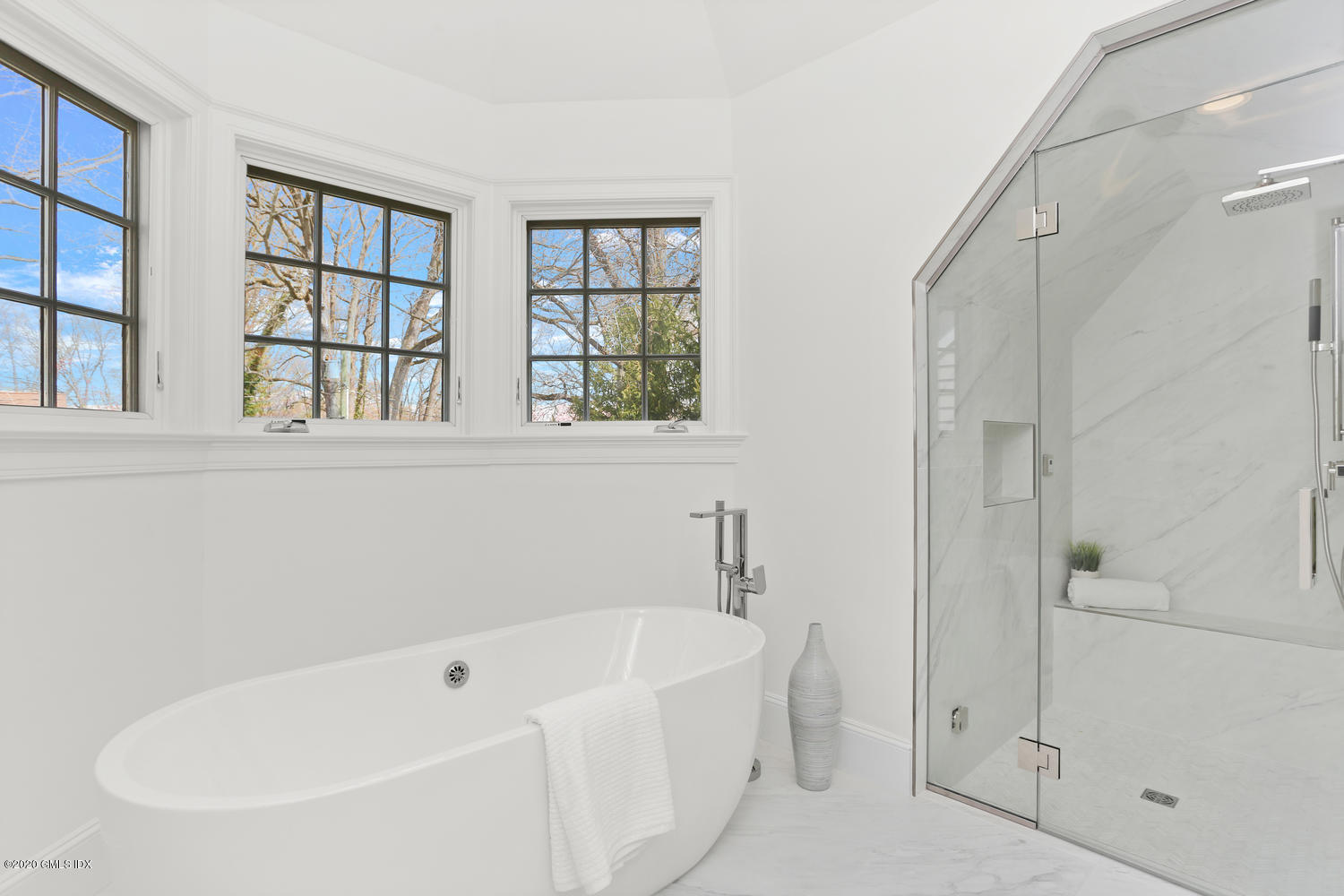 28 Welwyn Road Riverside, CT 06878 - Photo 15 of 32 a white bath tub sitting next to a window