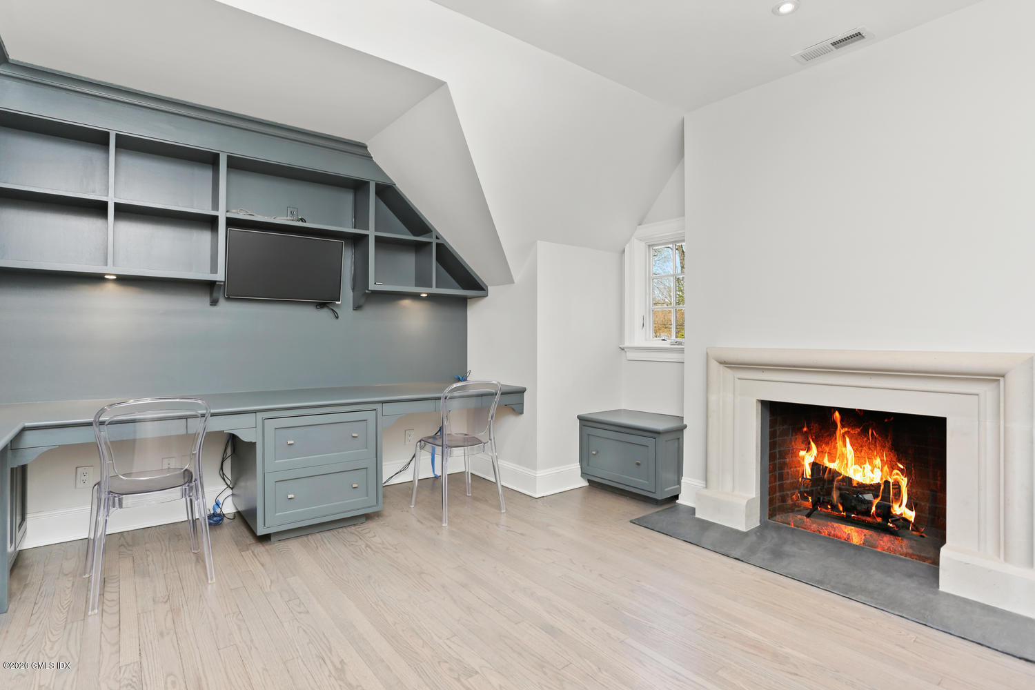 28 Welwyn Road Riverside, CT 06878 - Photo 21 of 32 a living room with furniture and a fireplace