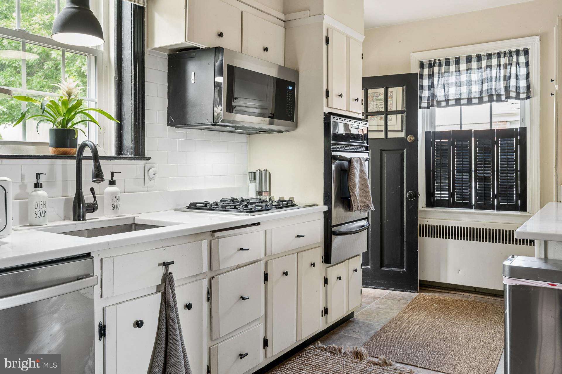4308 Kensington Road Baltimore, MD 21229 - Photo 5 of 32 kitchen