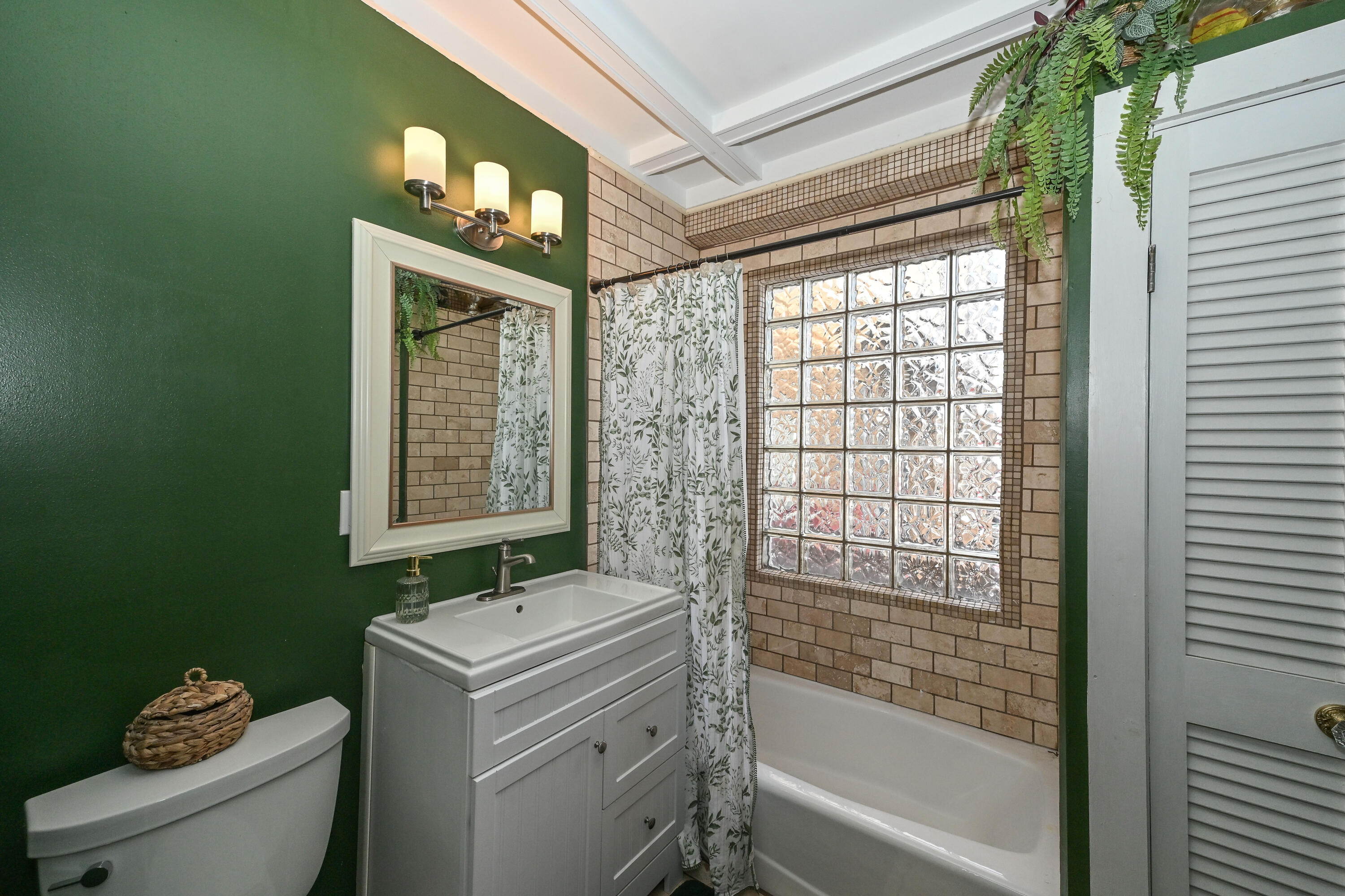 2804 North Grant Boulevard Milwaukee, WI 53210 - Photo 14 of 35 Full Bath on Main