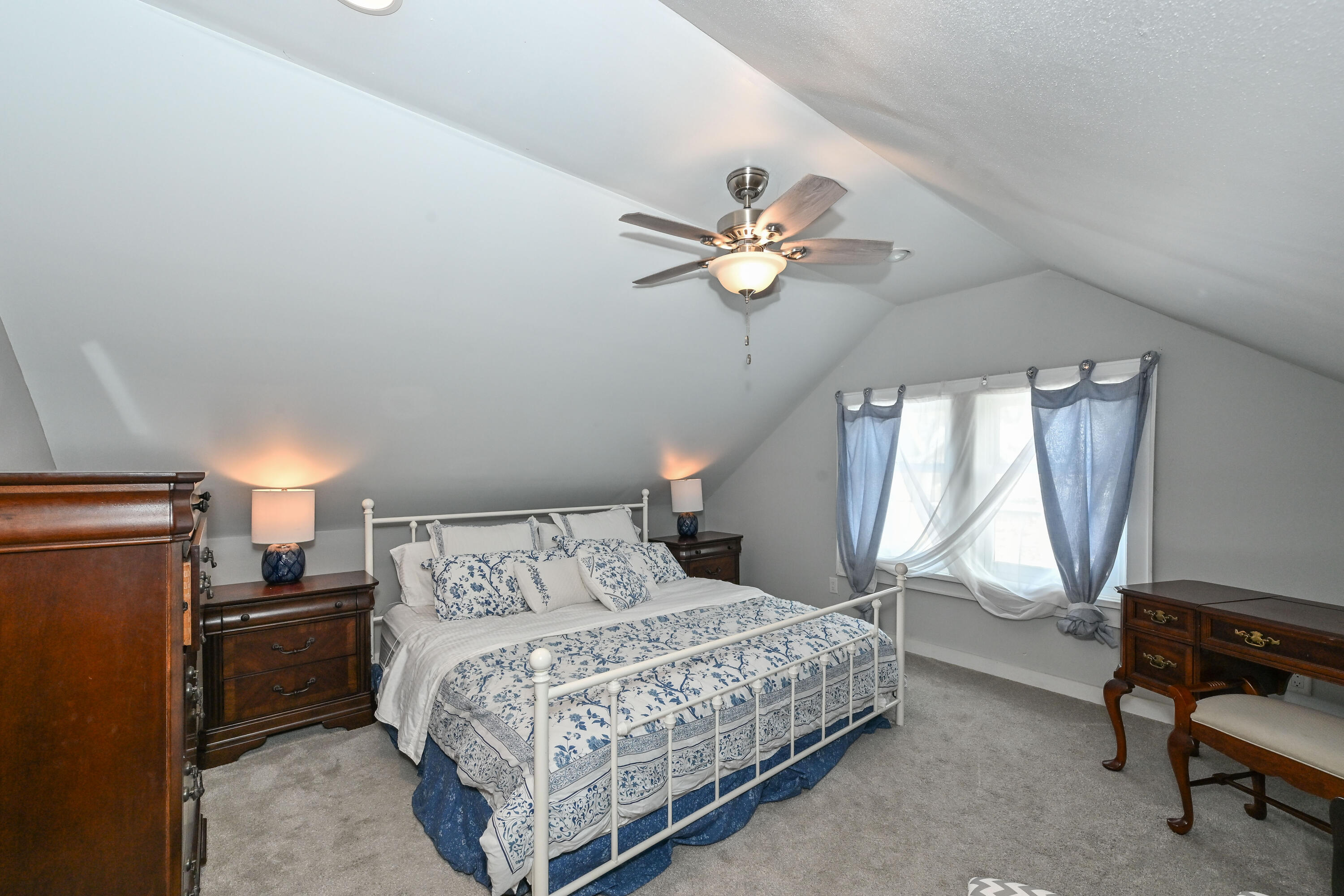 2804 North Grant Boulevard Milwaukee, WI 53210 - Photo 18 of 35 Primary Suite