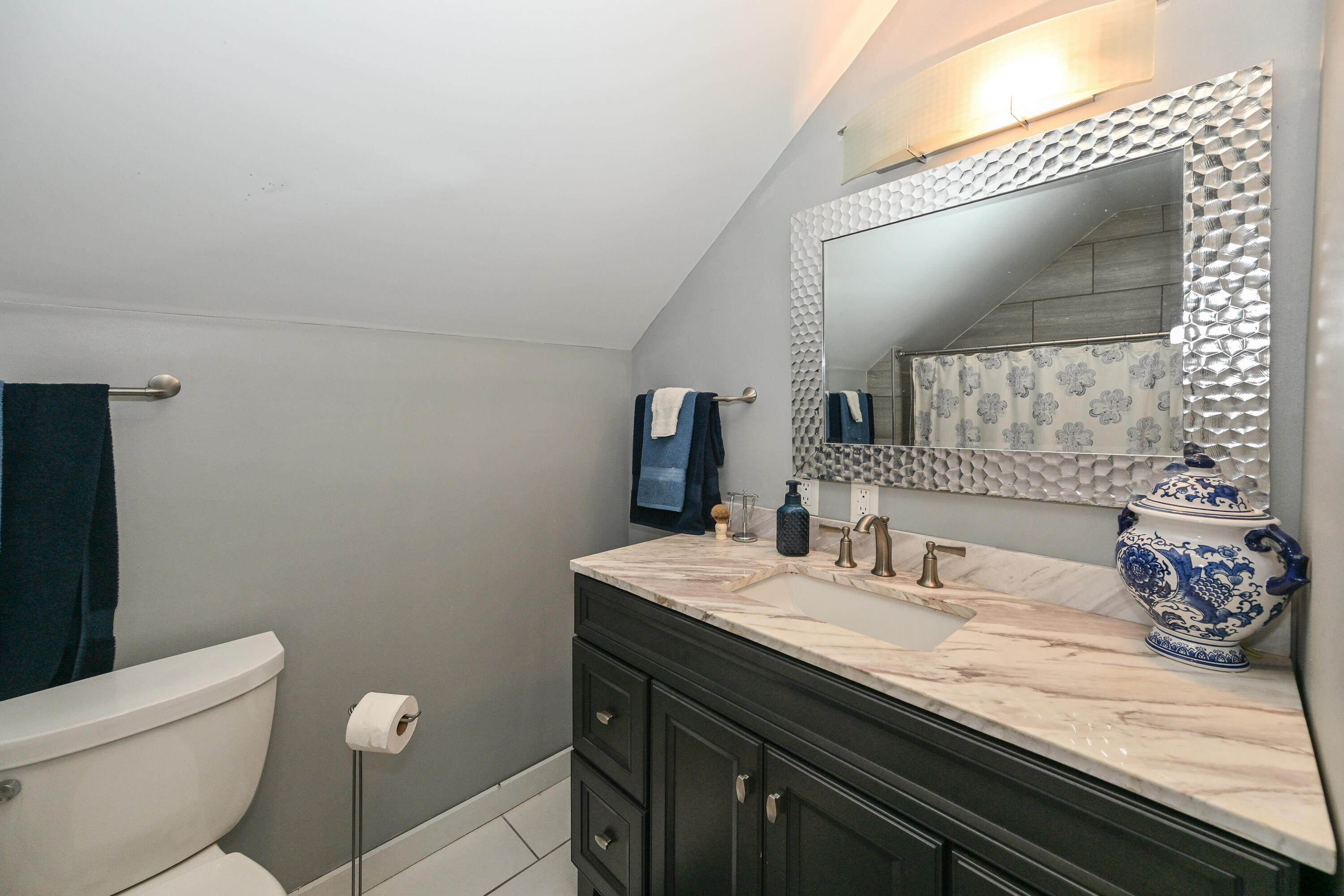 2804 North Grant Boulevard Milwaukee, WI 53210 - Photo 20 of 35 Primary Bathroom