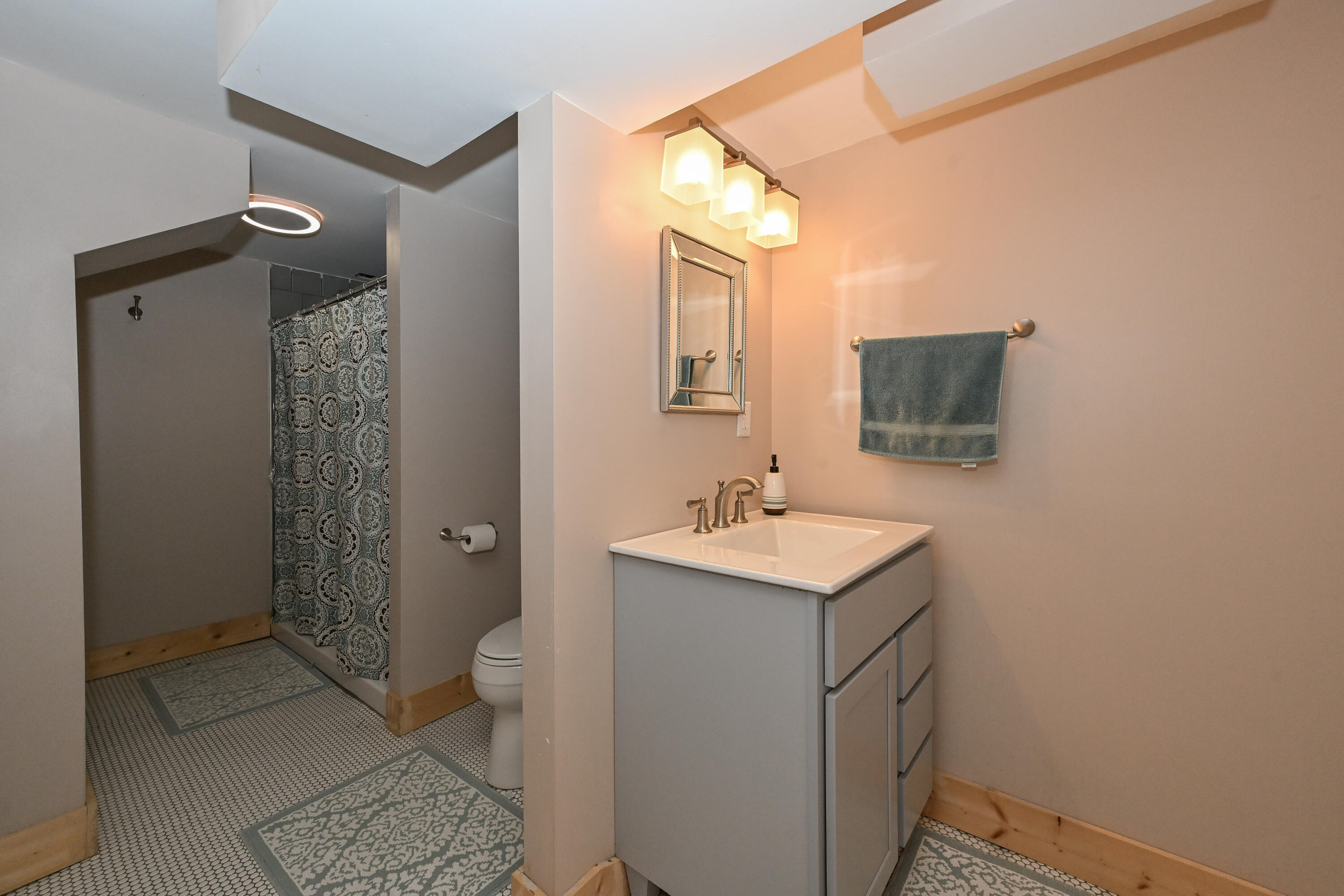 2804 North Grant Boulevard Milwaukee, WI 53210 - Photo 24 of 35 Full Bath in Lower Level