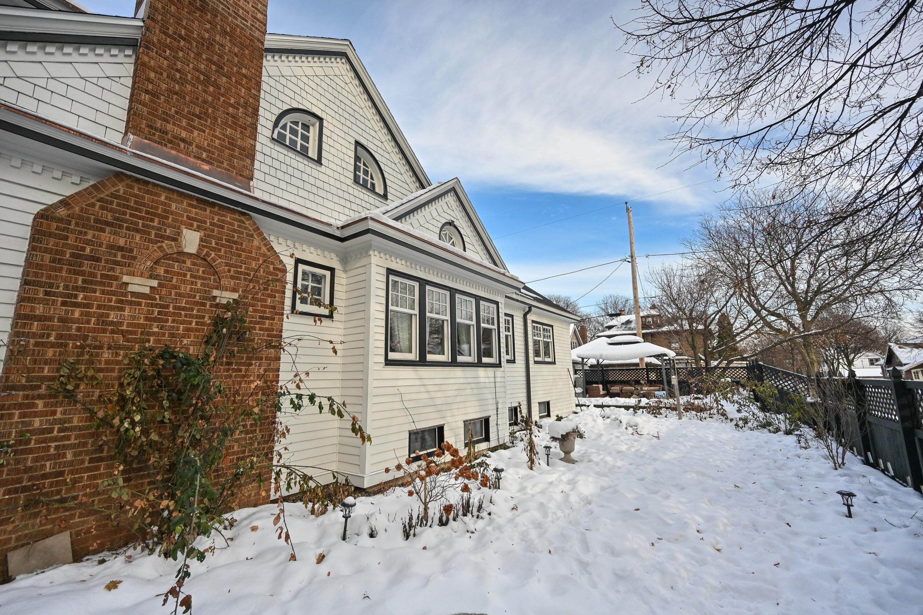 2804 North Grant Boulevard Milwaukee, WI 53210 - Photo 27 of 35 Yard w/Gazebo
