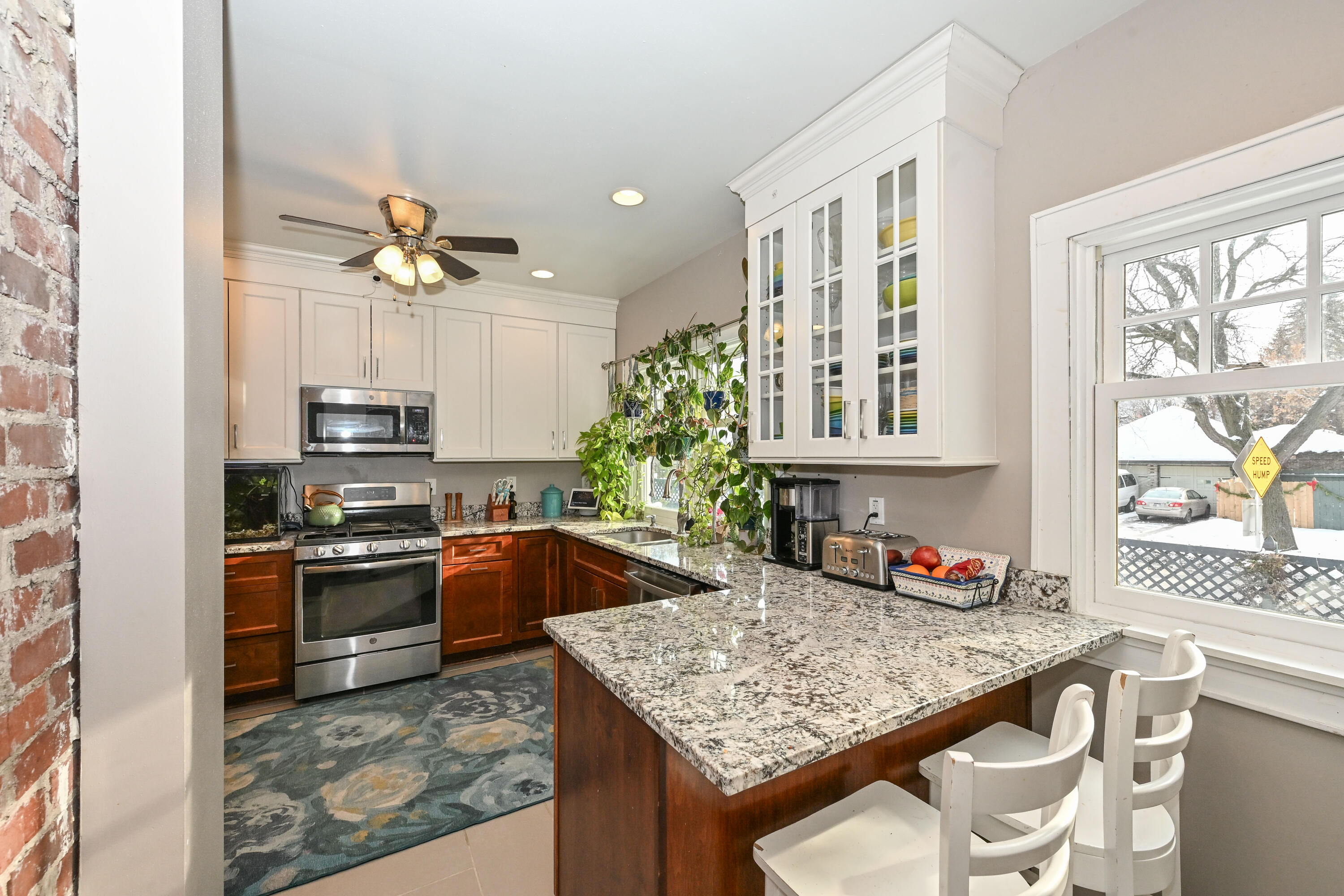 2804 North Grant Boulevard Milwaukee, WI 53210 - Photo 4 of 35 w/Breakfast Bar