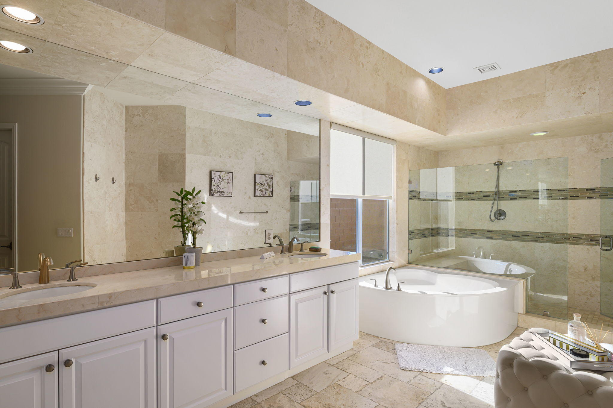 43 Provence Way Rancho Mirage, CA 92270 - Photo 16 of 31 a spacious bathroom with a bathtub sink and mirror