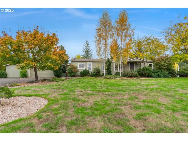 a view of house with garden