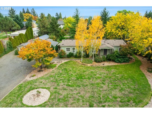 a view of a house with a yard