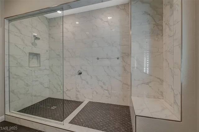 $7,100 | 9129 Las Manaitas Avenue, Unit 302, Las Vegas, NV 89144