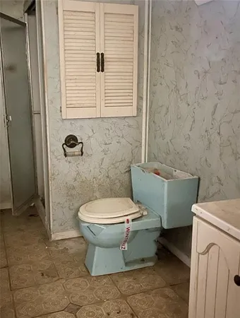 a view of empty room with window