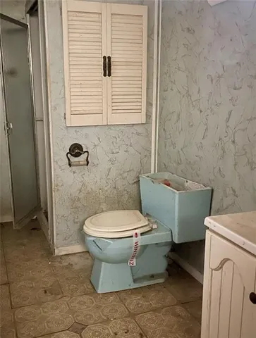 a view of empty room with window