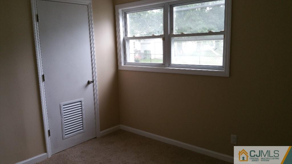 125 Winthrop Road Edison, NJ 08817 - Photo 13 of 23 an entryway with a window