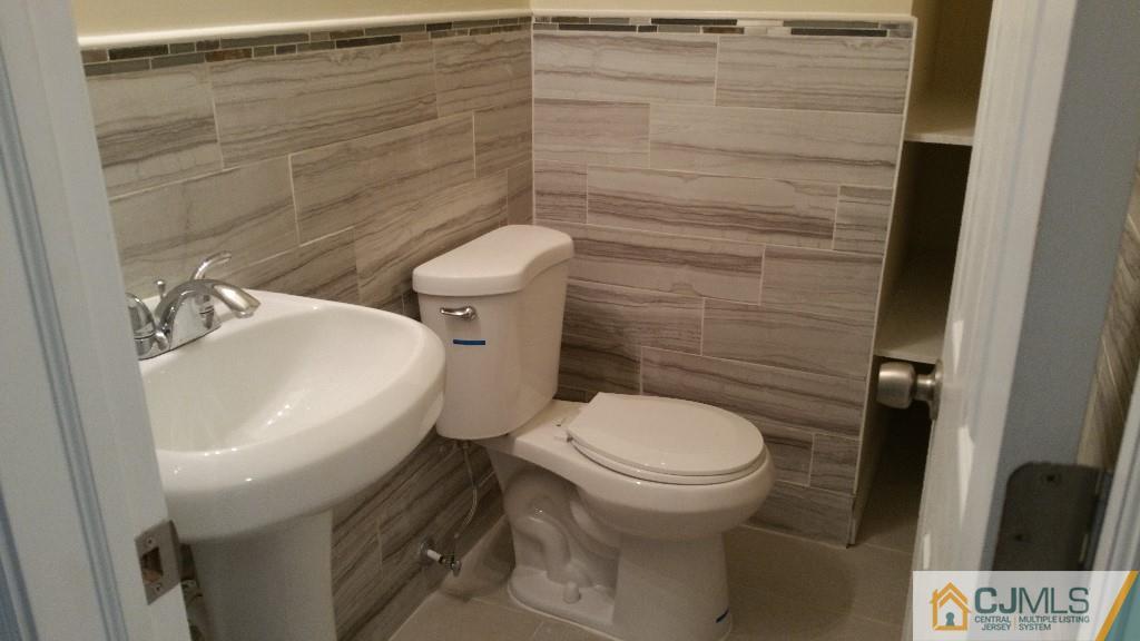 125 Winthrop Road Edison, NJ 08817 - Photo 7 of 23 a bathroom with a toilet and a sink