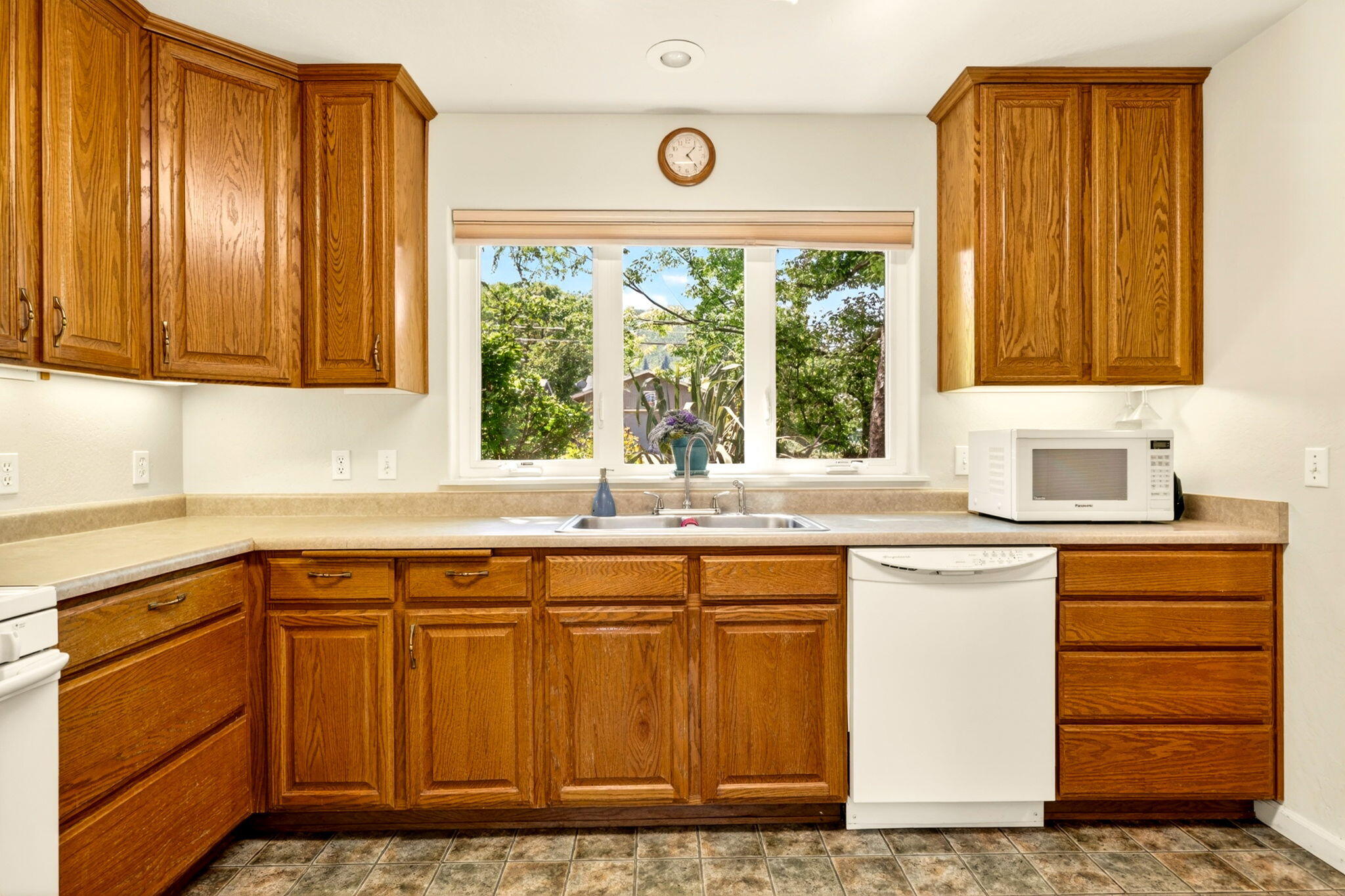 1501 Lithia Way Talent, OR 97540 - Photo 8 of 34 7