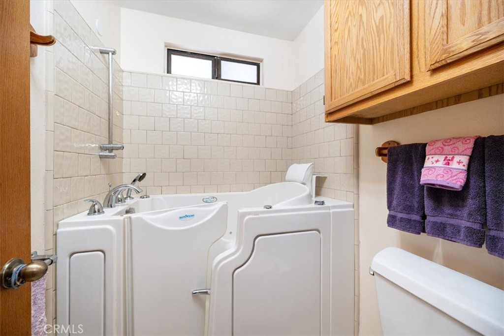 834 Nicklaus Street Paso Robles, CA 93446 - Photo 17 of 37 a utility room with dryer and washer