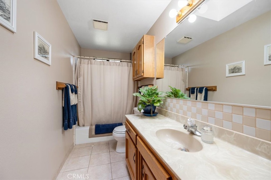 834 Nicklaus Street Paso Robles, CA 93446 - Photo 20 of 37 a bathroom with a sink and a mirror