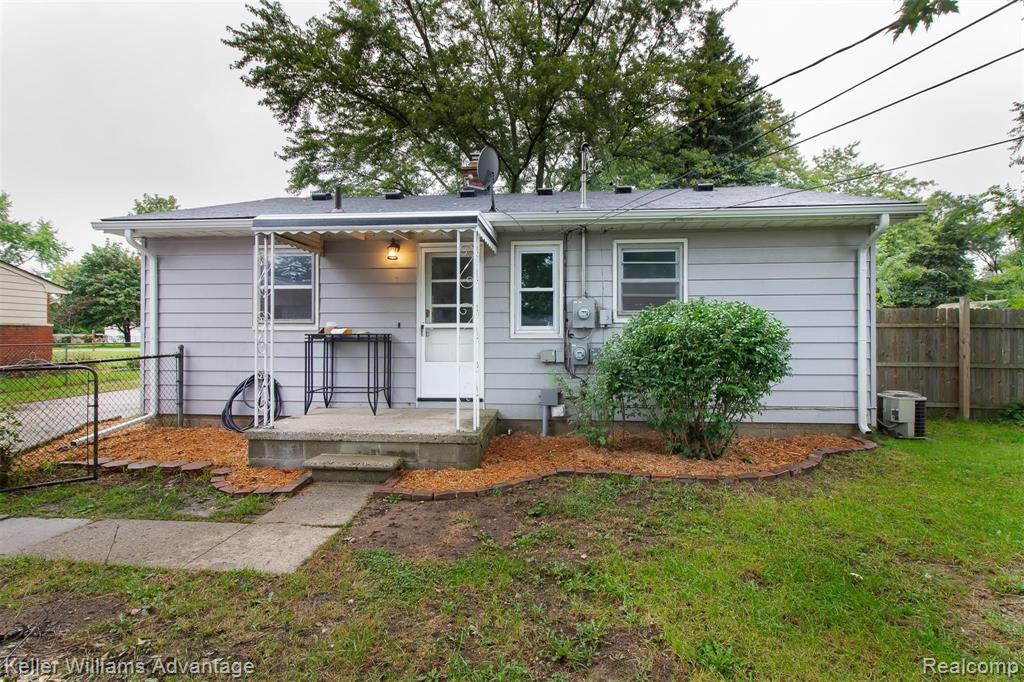 2621 Longview Avenue Rochester Hills, MI 48307 - Photo 2 of 19