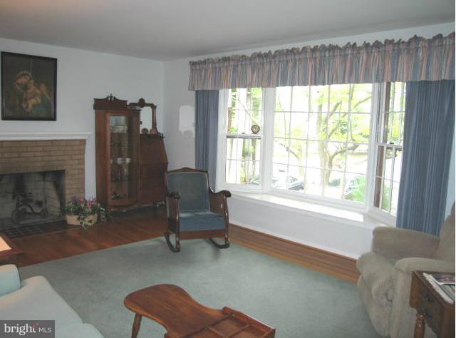 636 Marshall Road Southwest Vienna, VA 22180 - Photo 8 of 29 Living Room