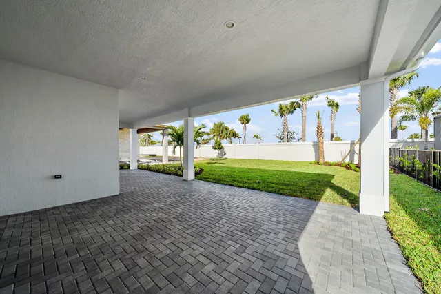 a view of a house with backyard and garden