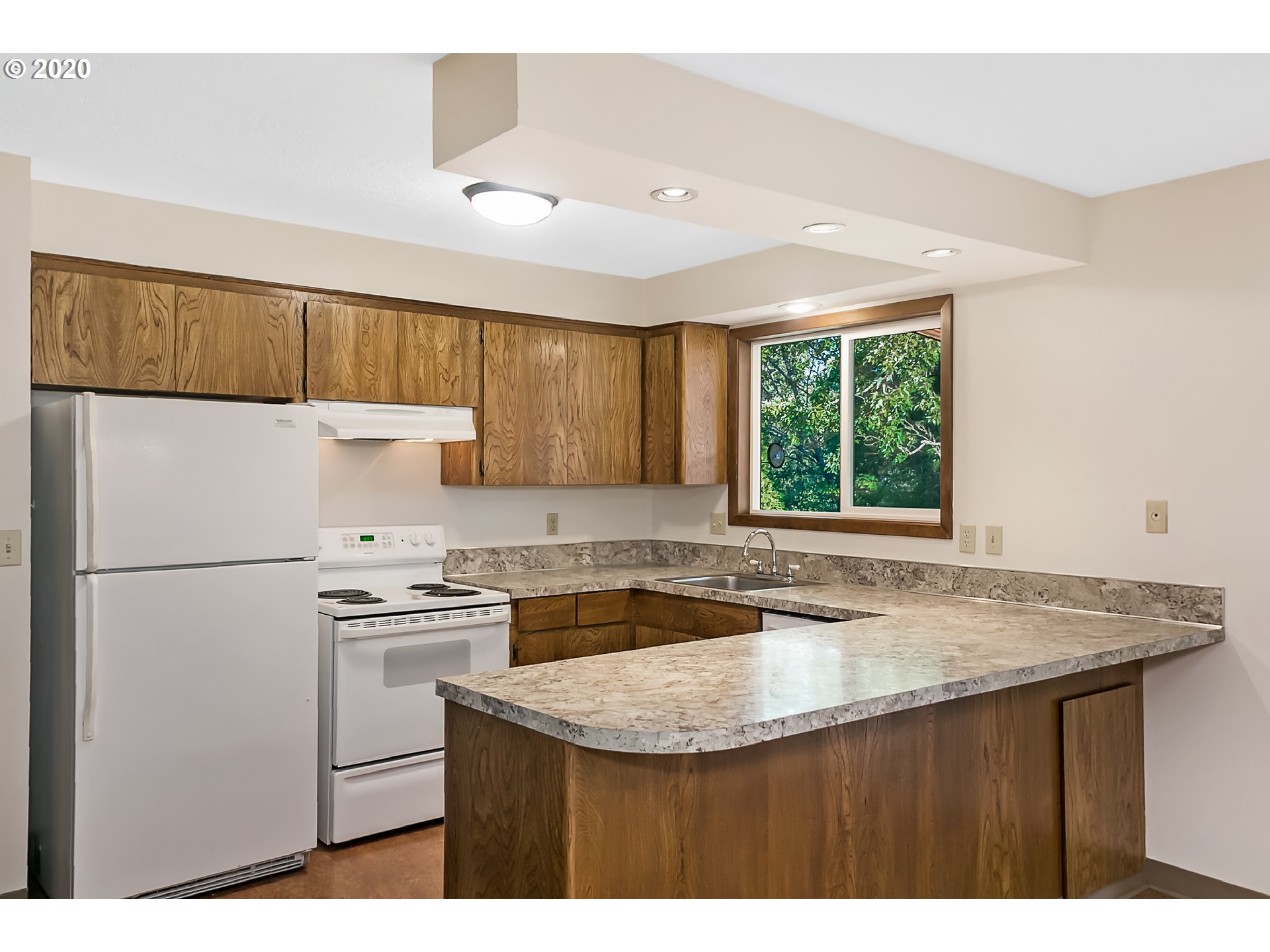 3831 Southwest Alice Street Portland, OR 97219 - Photo 5 of 30 Gallery Image 5