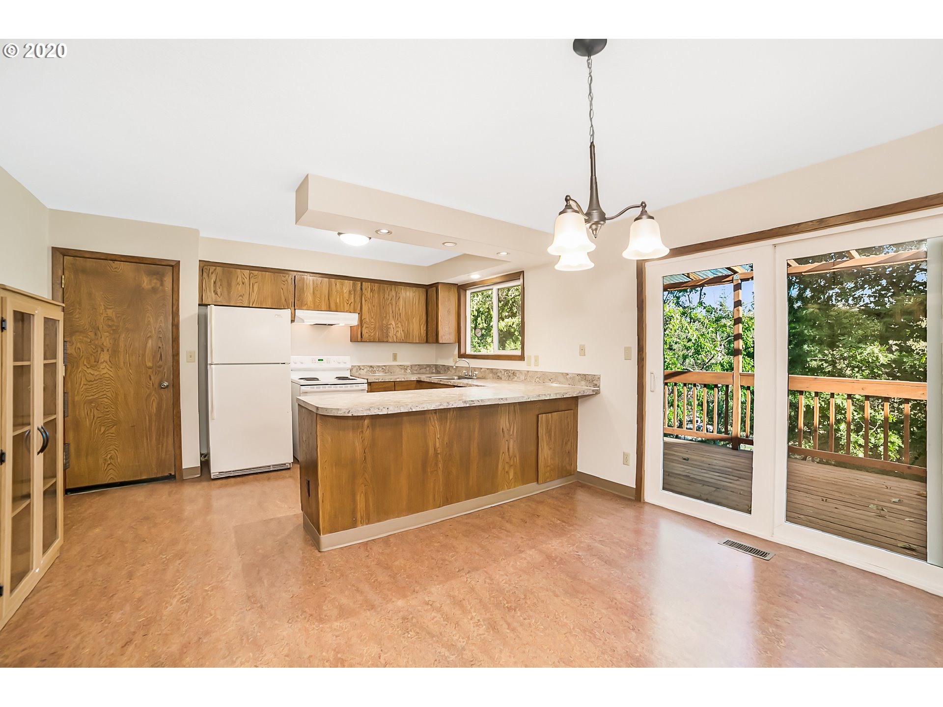 3831 Southwest Alice Street Portland, OR 97219 - Photo 6 of 30 Gallery Image 6