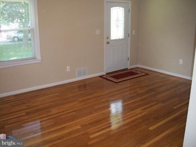 2723 Munson Street Silver Spring, MD 20902 - Photo 10 of 23 Living Room