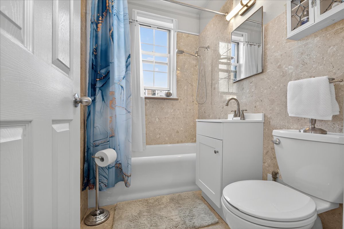 6101 North Sheridan Road, Unit 12E Chicago, IL 60660 - Photo 11 of 14 a bathroom with a toilet a sink and shower