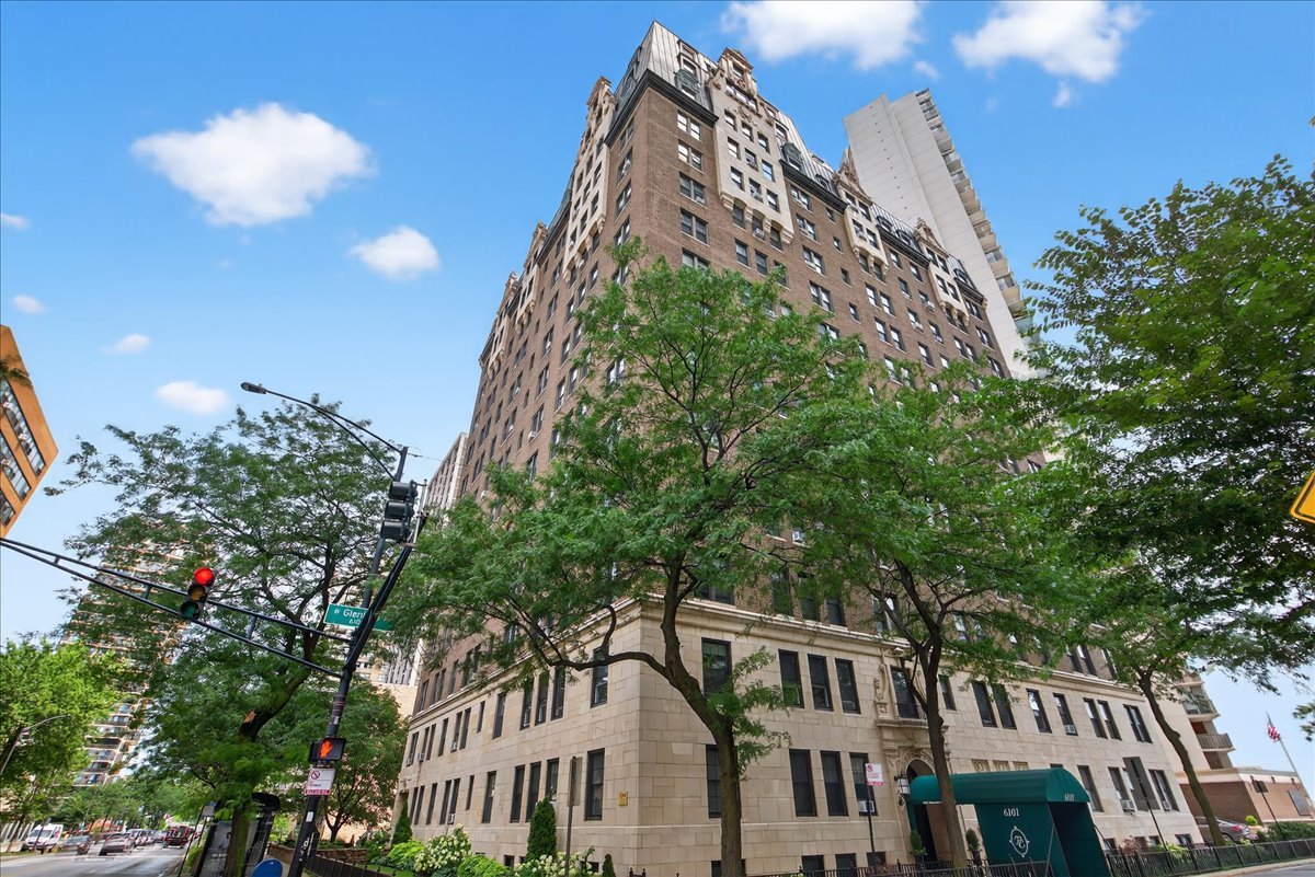 6101 North Sheridan Road, Unit 12E Chicago, IL 60660 - Photo 13 of 14 a view of a large building