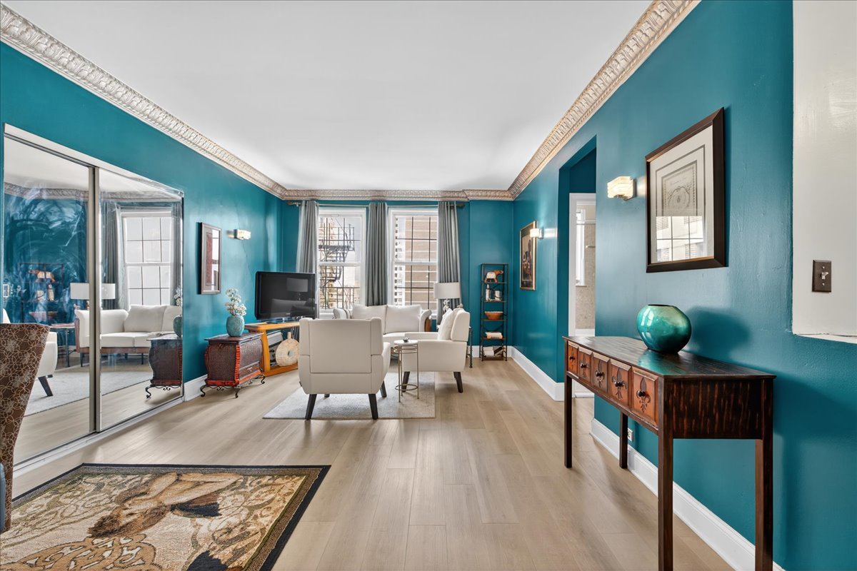 6101 North Sheridan Road, Unit 12E Chicago, IL 60660 - Photo 4 of 14 a living room with furniture and wooden floor