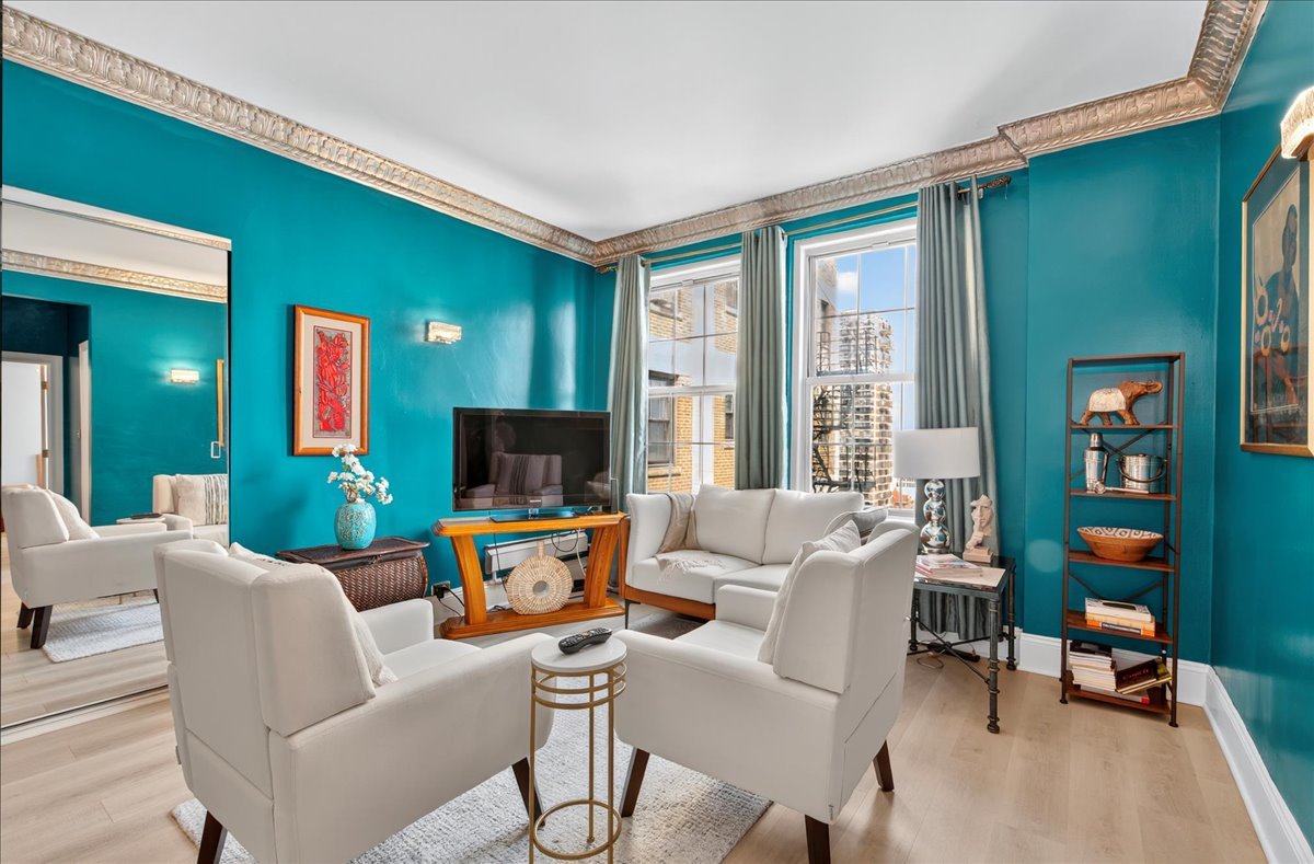 6101 North Sheridan Road, Unit 12E Chicago, IL 60660 - Photo 5 of 14 a living room with furniture and a flat screen tv