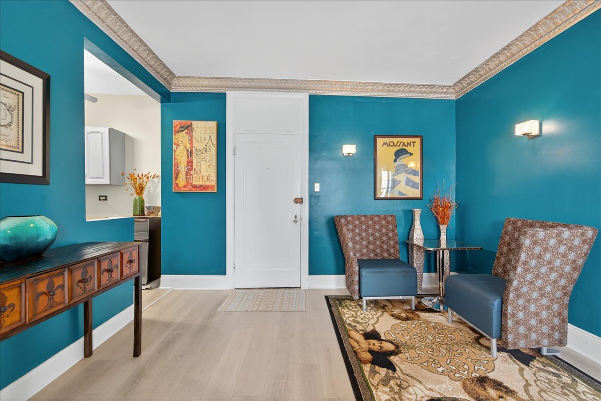 6101 North Sheridan Road, Unit 12E Chicago, IL 60660 - Photo 6 of 14 a living room with furniture and painting on the wall