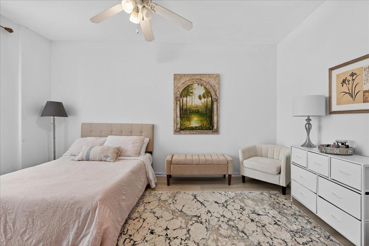 6101 North Sheridan Road, Unit 12E Chicago, IL 60660 - Photo 10 of 14 a bedroom with a bed and ceiling fan