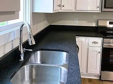 318 West Tyler Street Dalton, GA 30720 - Photo 16 of 50 Counter