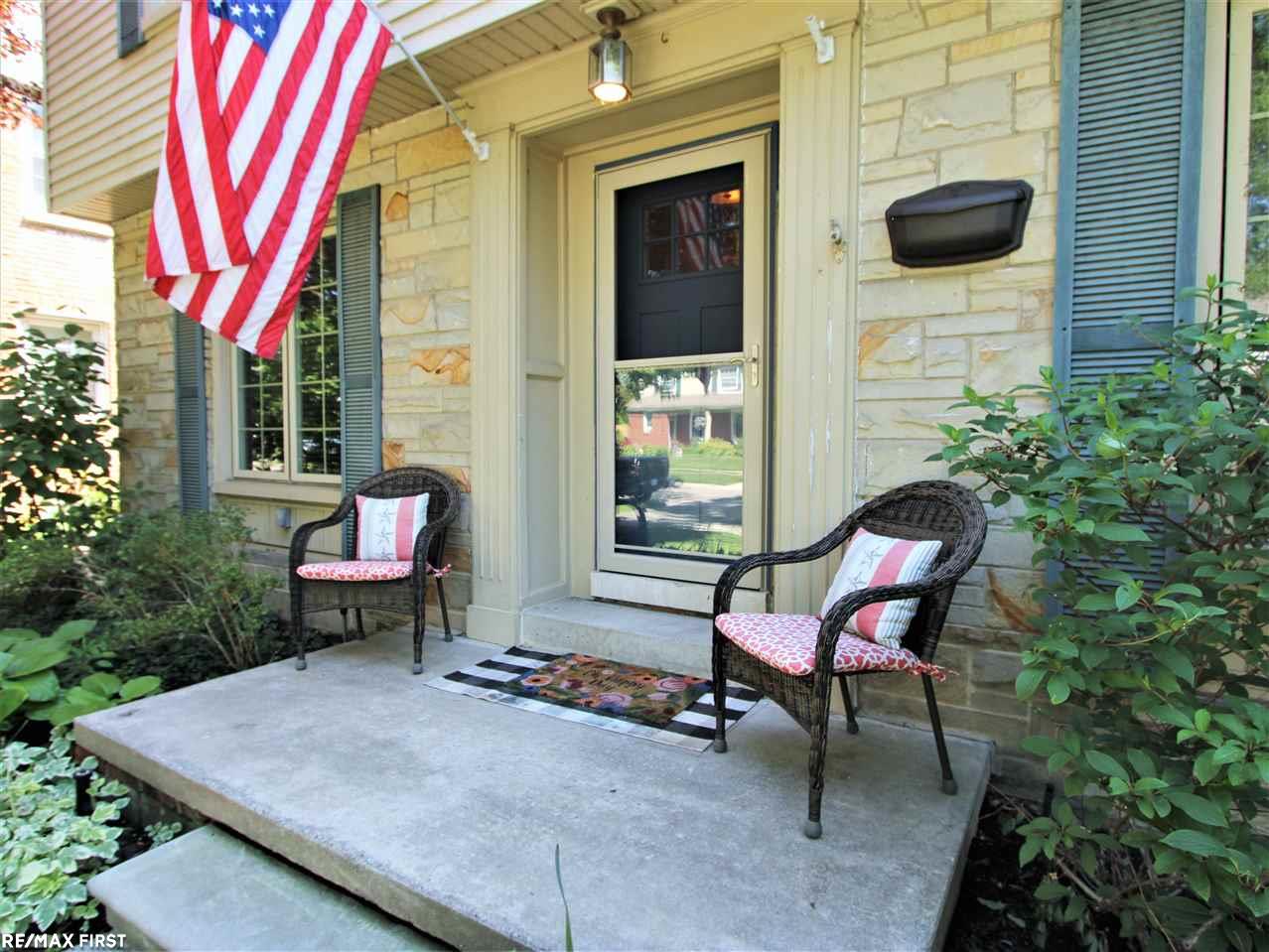 1661 Newcastle Road Grosse Pointe Woods, MI 48236 - Photo 4 of 35