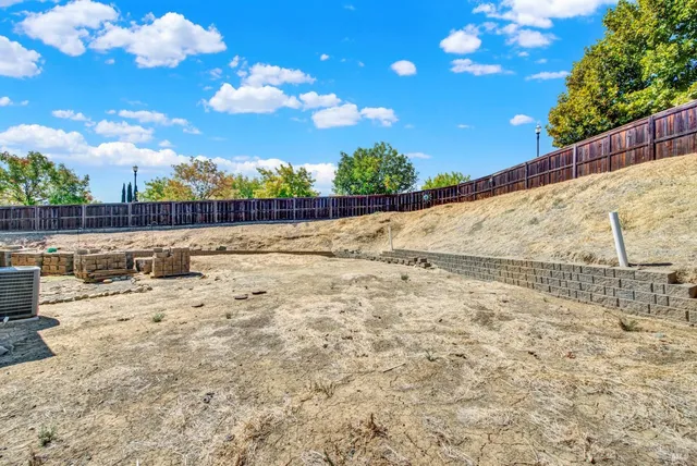 a view of a backyard